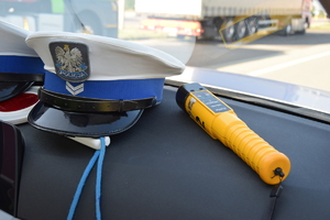 fot. kwp Rzeszów, czapka policjanta ruchu drogowego i uradzenie do badania stanu trzeźwości