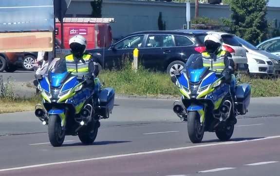 policjanci wydziału ruchu drogowego z Mielca w patrolu motocyklowym na terenie miasta Mielec