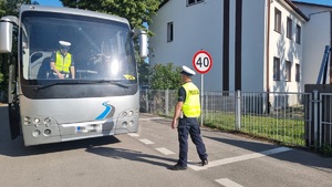 policjanci kontrolujący autokary i dzieci