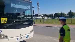 policjanci kontrolujący autokary i dzieci