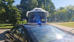 policjanci kontrolujący autokary i dzieci