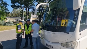 policjanci kontrolujący autokary i dzieci