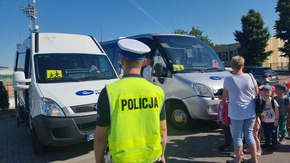 policjanci kontrolujący autokary i dzieci