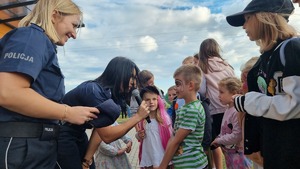 Policjanci z uczestnikami pikników rodzinnych organizowanych na terenie powiatu mieleckiego z okazji Dnia Dziecka