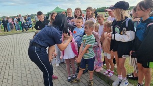 Policjanci z uczestnikami pikników rodzinnych organizowanych na terenie powiatu mieleckiego z okazji Dnia Dziecka