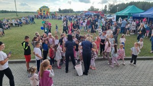 Policjanci z uczestnikami pikników rodzinnych organizowanych na terenie powiatu mieleckiego z okazji Dnia Dziecka