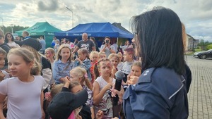 Policjanci z uczestnikami pikników rodzinnych organizowanych na terenie powiatu mieleckiego z okazji Dnia Dziecka