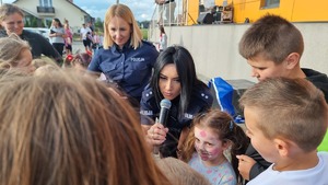 Policjanci z uczestnikami pikników rodzinnych organizowanych na terenie powiatu mieleckiego z okazji Dnia Dziecka