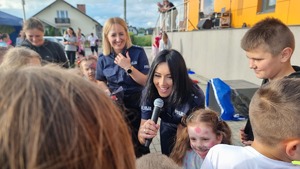 Policjanci z uczestnikami pikników rodzinnych organizowanych na terenie powiatu mieleckiego z okazji Dnia Dziecka