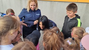 Policjanci z uczestnikami pikników rodzinnych organizowanych na terenie powiatu mieleckiego z okazji Dnia Dziecka