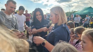 Policjanci z uczestnikami pikników rodzinnych organizowanych na terenie powiatu mieleckiego z okazji Dnia Dziecka