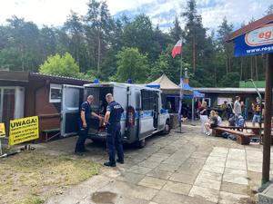 Policjanci z uczestnikami pikników rodzinnych organizowanych na terenie powiatu mieleckiego z okazji Dnia Dziecka