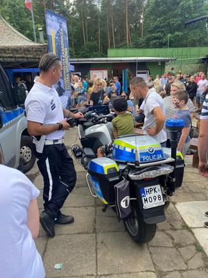 Policjanci z uczestnikami pikników rodzinnych organizowanych na terenie powiatu mieleckiego z okazji Dnia Dziecka