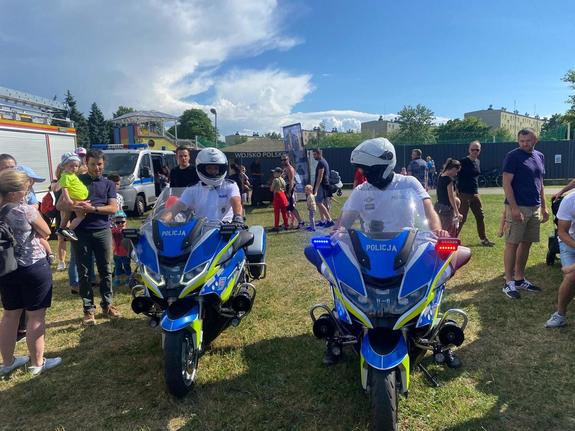Policjanci z uczestnikami pikników rodzinnych organizowanych na terenie powiatu mieleckiego z okazji Dnia Dziecka