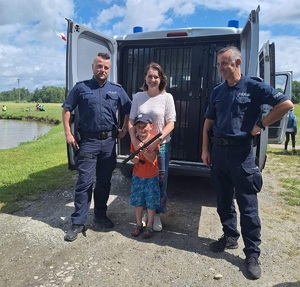 Policjanci z uczestnikami pikników rodzinnych organizowanych na terenie powiatu mieleckiego z okazji Dnia Dziecka