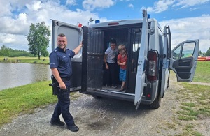 Policjanci z uczestnikami pikników rodzinnych organizowanych na terenie powiatu mieleckiego z okazji Dnia Dziecka