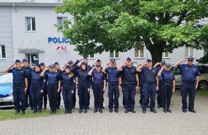 policjanci oddający cześć poległemu na służbie Żołnierzowi