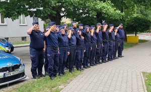 policjanci oddający cześć poległemu na służbie Żołnierzowi