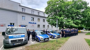 policjanci oddający cześć poległemu na służbie Żołnierzowi