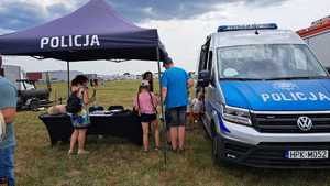 uczestnicy pikniku motoryzacyjnego na mieleckim lotnisku