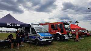 uczestnicy pikniku motoryzacyjnego na mieleckim lotnisku