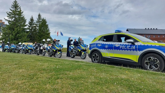 policjanci podczas zabezpieczenia wyścigu kolarskiego Orlen Lang Team Race 2024.
