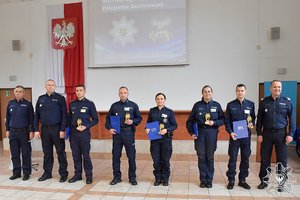 na zdjęciu widać zwycięzców w Konkursie Dzielnicowy Roku