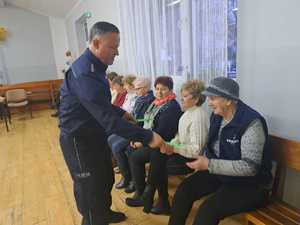 uczestnicy debaty w Przecławiu, policjanci i seniorzy