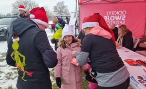 zdjęcia z III mikołajkowego biegu odblaskowego z uczestnikami biegu, na obiektach MOSiR w Mielcu