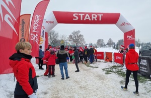 zdjęcia z III mikołajkowego biegu odblaskowego z uczestnikami biegu, na obiektach MOSiR w Mielcu