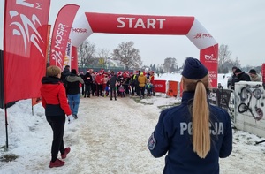 zdjęcia z III mikołajkowego biegu odblaskowego z uczestnikami biegu, na obiektach MOSiR w Mielcu