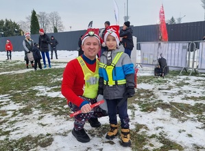 zdjęcia z III mikołajkowego biegu odblaskowego z uczestnikami biegu, na obiektach MOSiR w Mielcu