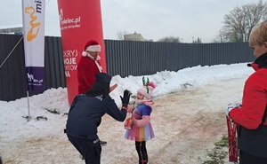 zdjęcia z III mikołajkowego biegu odblaskowego z uczestnikami biegu, na obiektach MOSiR w Mielcu