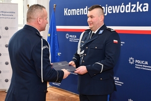 W auli Komendy Wojewódzkiej Policji w Rzeszowie miała miejsce uroczystość powierzenia obowiązków I Zastępcy Komendanta Wojewódzkiego Policji w Rzeszowie. Od dziś na tym stanowisku pełni obowiązki podinsp. Piotr Stępka. Na nowe stanowisko, podczas uroczystej zbiórki, wprowadzenia dokonał pełniący obowiązki Komendanta Wojewódzkiego Policji w Rzeszowie insp. Jarosław Tokarczyk