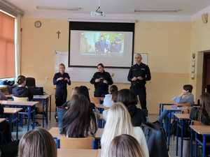 uczniowie biorący udział w spotkaniu o promocji policyjnego zawodu