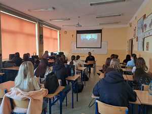 uczniowie biorący udział w spotkaniu o promocji policyjnego zawodu