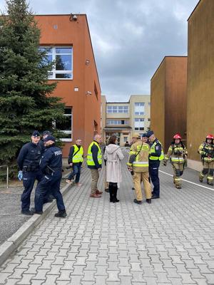 uczestnicy ćwiczeń dowódczo-sztabowych służb Policji, Państwowej Straży Pożarnej oraz Pogotowia Ratunkowego.