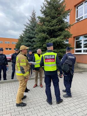 uczestnicy ćwiczeń dowódczo-sztabowych służb Policji, Państwowej Straży Pożarnej oraz Pogotowia Ratunkowego.