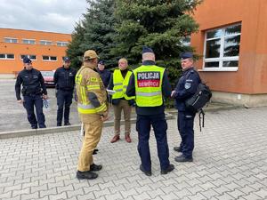 uczestnicy ćwiczeń dowódczo-sztabowych służb Policji, Państwowej Straży Pożarnej oraz Pogotowia Ratunkowego.