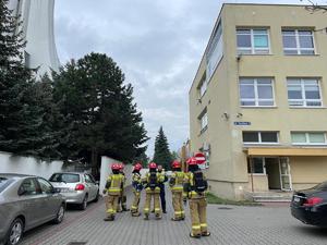 uczestnicy ćwiczeń dowódczo-sztabowych służb Policji, Państwowej Straży Pożarnej oraz Pogotowia Ratunkowego.