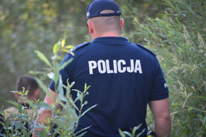 policjant w zaroślach