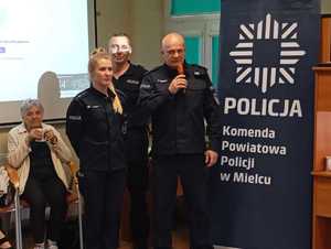 na zdjęciach uczestnicy debaty-seniorzy z klubu senior &quot;natura&quot; w Mielcu policjanci KPP w Mielcu oraz trenerzy z Team Sukata Poland