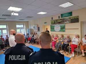 na zdjęciach uczestnicy debaty-seniorzy z klubu senior &quot;natura&quot; w Mielcu policjanci KPP w Mielcu oraz trenerzy z Team Sukata Poland