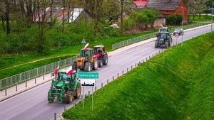 na zdjęciu uczestnicy protestu rolników, pojazdy wolnobieżne, radiowozy policyjne