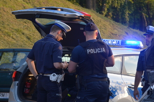 mieleccy policjanci stojący obok radiowozu