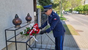 na zdjęciach I Zastępca Komendanta Powiatowego Policji w Mielcu nadkom. Paweł Leś wraz z Dyrektorem Muzeum Regionalnego - Samorządowego Centrum Kultury w Mielcu, oddali hołd ofiarom sowieckiego mordu w 84. rocznicę Zbrodni Katyńskiej. Pod tablicą upamiętniającą 34 funkcjonariuszy Policji Państwowej, znajdującą się na budynku Komendy Powiatowej Policji w Mielcu przy ulicy Wyspiańskiego.