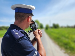 policjant ruchu drogowego wykonujący pomiar prędkości