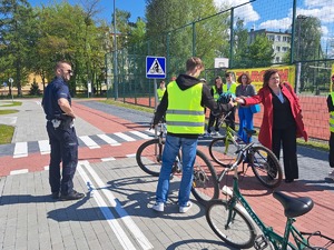 uczestnicy - uczniowie Miejskich eliminacji do powiatowego finału Turnieju Bezpieczeństwa w Ruchu Drogowym