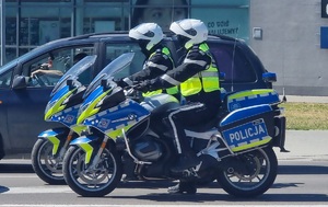 policjanci na motocyklach