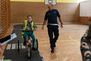 uczniowie biorący udział w pogadance nt. &quot;Bezpieczne poruszanie się po drodze&quot;